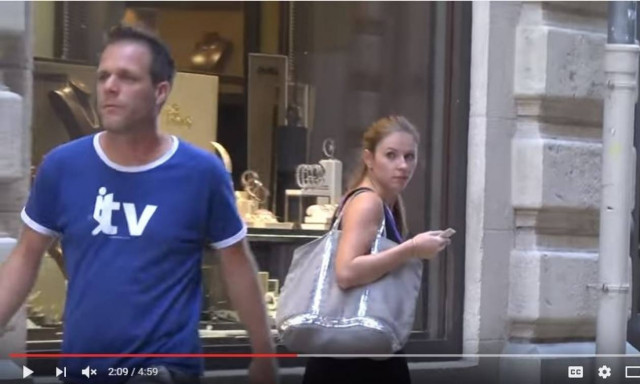 Viral: Ο φαρσέρ Rémi Gaillard ξαναχτυπά μοιράζοντας αληθινά 500ευρα σε τυχαίους περαστικούς