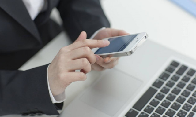 Εργοδότες προσοχή! Τα smartphones κάνουν λιγότερο αποδοτικούς τους εργαζομένους