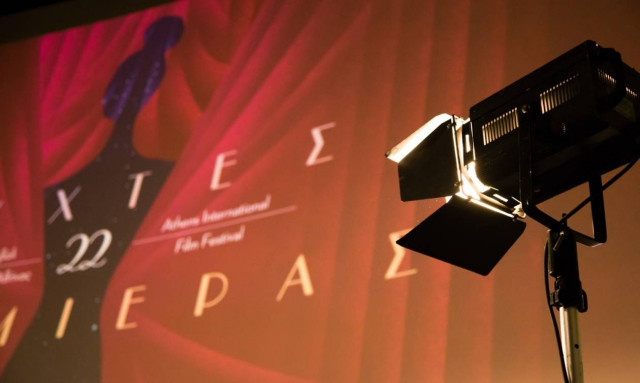 Μπλε βελούδινη αυλαία στις Νύχτες Πρεμιέρας