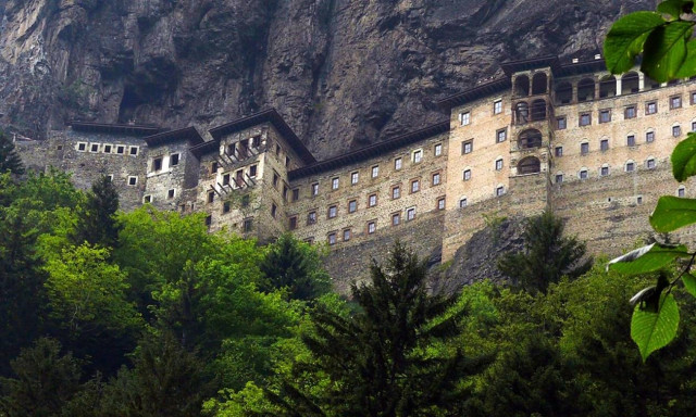 Τούρκος βουλευτής κατηγορεί την κυβέρνηση Ερντογάν για το «κλείσιμο» της Παναγίας Σουμελά