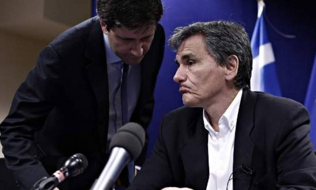 Δεν βλέπει «κόφτη» το 2017 το υπουργείο Οικονομικών