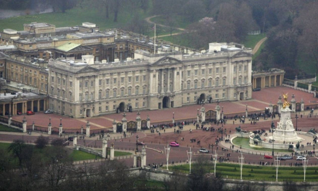 Σκαρφάλωσε στα ανάκτορα του Μπάκιγχαμ και βρέθηκε με χειροπέδες