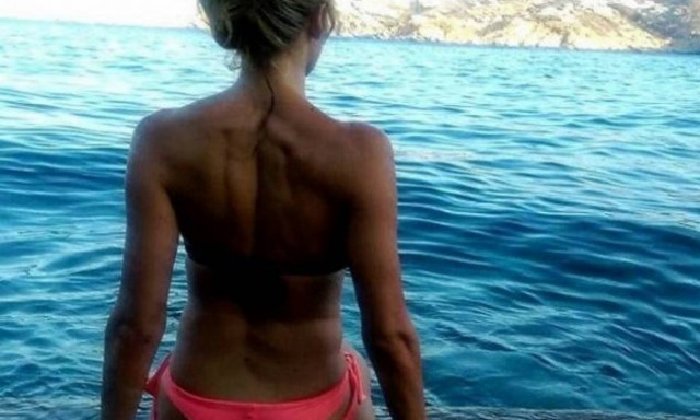 «Καυτή» Ελληνίδα παρουσιάστρια ποζάρει στο μπάνιο της (pisc)