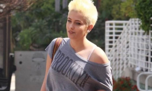 Συγκινεί η Paris Jackson με το φιλί στο κεφάλι της καρκινοπαθούς μητέρας της