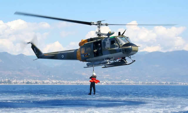 Διασώστης πέφτει στο «κενό» στην προσπάθεια του να σώσει πεζοπόρο (video)