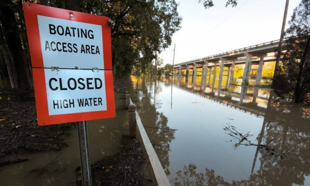 ΗΠΑ: Εκατοντάδες εγκλωβισμένοι από τις πλημμύρες που προκάλεσε ο τυφώνας Μάθιου (pics)