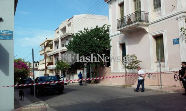 Θρίλερ στα Χανιά: Άνδρας ανέβηκε σε ταράτσα και αρνείται να κατέβει