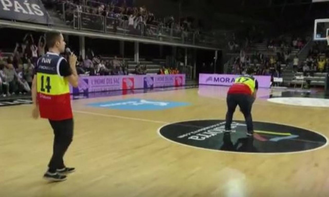 Απίστευτο σουτ: Σκόραρε με πλάτη από το κέντρο! (vid)