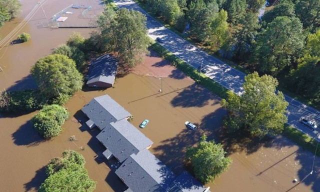 Τυφώνας Μάθιου: Κάτω από τα λασπόνερα παραμένει η Β. Καρολίνα από την υπερχείλιση των ποταμών