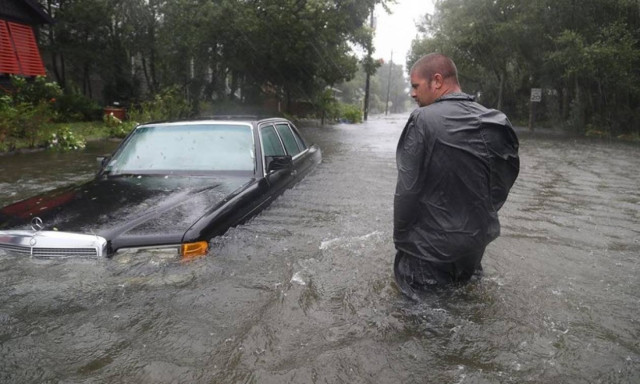 Μετράνε πληγές από τον τυφώνα Μάθιου - Χιλιάδες οι εγκλωβισμένοι στη Βόρεια Καρολίνα