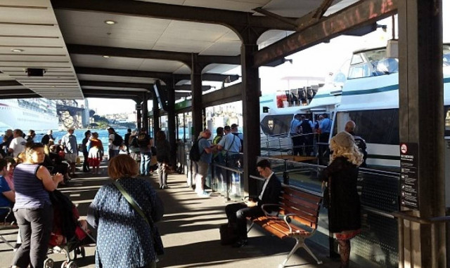 Πρόσκρουση καταμαράν σε αποβάθρα - Αρκετοί τραυματίες (pics+vid)