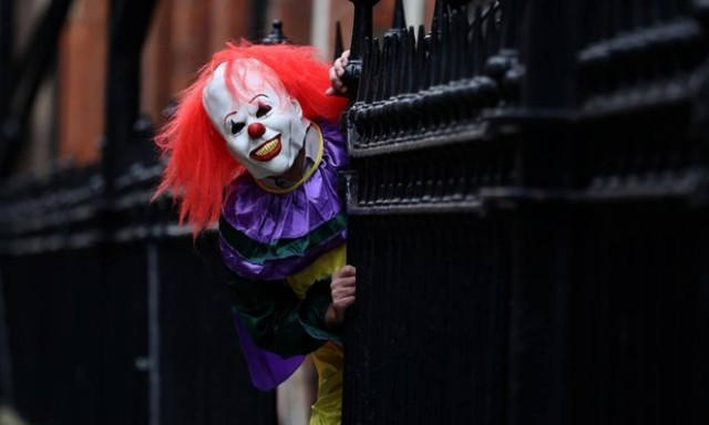 Οι «τρομακτικοί κλόουν» σκορπούν τον πανικό και στη Βρετανία! (videos)