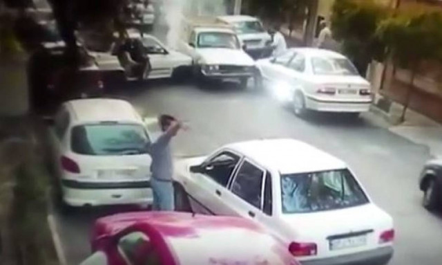 Απίστευτος: Μπήκε με τσαμπουκά ανάποδα σε μονόδρομο και διέλυσε τα πάντα στο πέρασμά του! (vid)