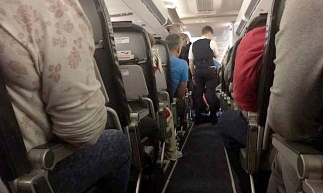 Τραγωδία στον αέρα: Πέθανε λίγο μετά την απογείωση - Ταξίδευαν με το άψυχο σώμα της (pic)