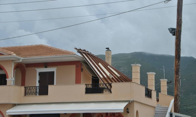 Η κακοκαιρία σαρώνει τη χώρα - Ένας ακόμα ανεμοστρόβιλος έπληξε τη Ζάκυνθο (pics)