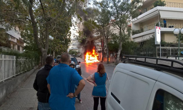 ΤΩΡΑ: Φλέγεται αυτοκίνητο στα Μελίσσια (pics)