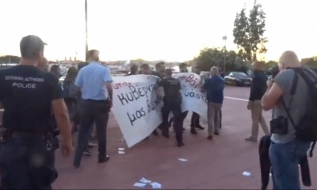 Ένταση στο συνέδριο του ΣΥΡΙΖΑ - "Ντου" νεαρών στο κλειστό του Tae Kwon Do (pics)