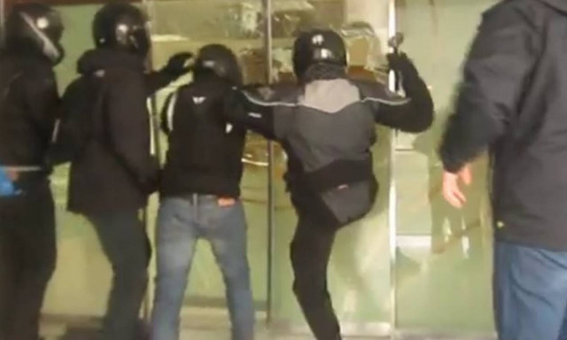 Police detains 22 members of 'Rouvikonas' after they invaded Attica Bank