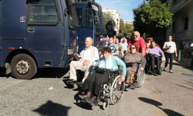 Απέκλεισαν το Μαξίμου μέλη του Συλλόγου Παραπληγικών