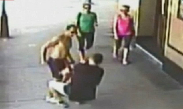 Βίντεο σοκ: Σκότωσε πατέρα επτά παιδιών με μια γροθιά και συνέχισε να τρέχει!