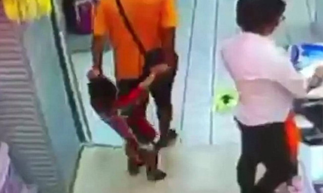 Τραγωδία: Πατέρας έπαιζε με το παιδί του και το σκότωσε κατά λάθος! (video)