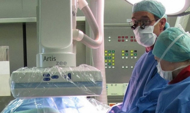 Προσπαθούσαν να σώσουν το παιδί του - Η αλήθεια για τον χειρουργό που γονάτισε τον πατέρα