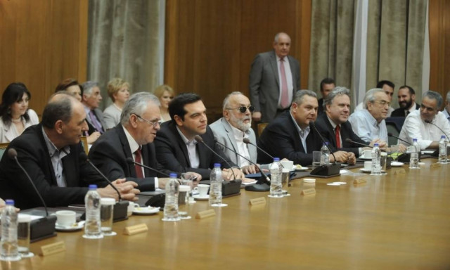 Aνασχηματισμός: Γιατί ο Τσίπρας θα επιχειρήσει και άνοιγμα στον Καραμανλικό χώρο;