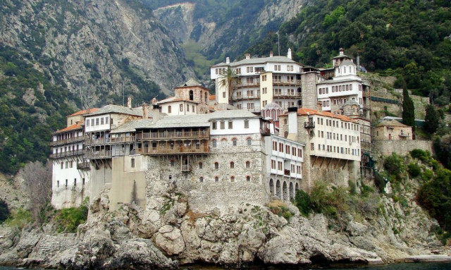 Θα καταργηθεί το Άβατο για τις γυναίκες στο Άγιο Όρος; -Ποιες γυναίκες το παραβίασαν;