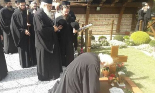 Ο Δημητριάδος Ιγνάτιος στον τάφο του Αγίου Παϊσίου