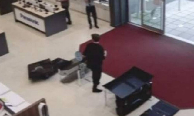 Απίστευτο βίντεο: Πελάτης μπαίνει σε μαγαζί και… ΧΑΟΣ ΠΑΝΤΟΥ!