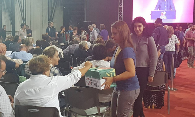 Έβγαλαν «δίσκο» στο Συνέδριο του ΣΥΡΙΖΑ