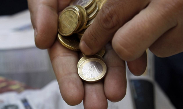 Σοκ: Έξτρα φόροι για μισθούς και συντάξεις των 700 ευρώ