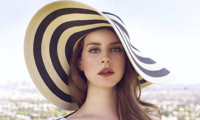 H εμφάνιση της Lana Del Rey με νέο συνοδό και... παραπάνω κιλάκια