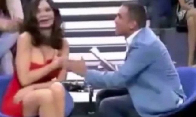 Χαμός σε ζωντανή μετάδοση: Της κατέβασε ξαφνικά το φόρεμα και φάνηκαν όλα! (video)