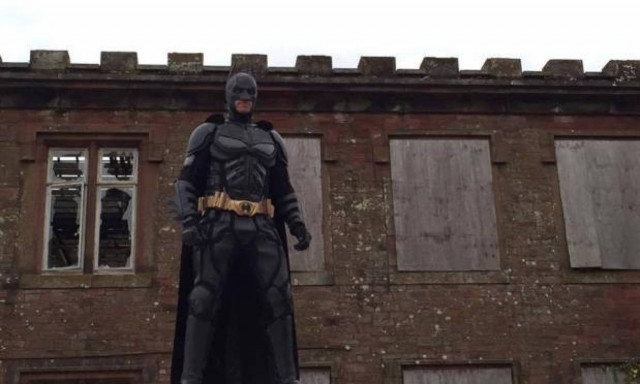 Απίστευτο: Ντύνεται Μπάτμαν και κυνηγάει κλόουν στους δρόμους της Βρετανίας! (pic)