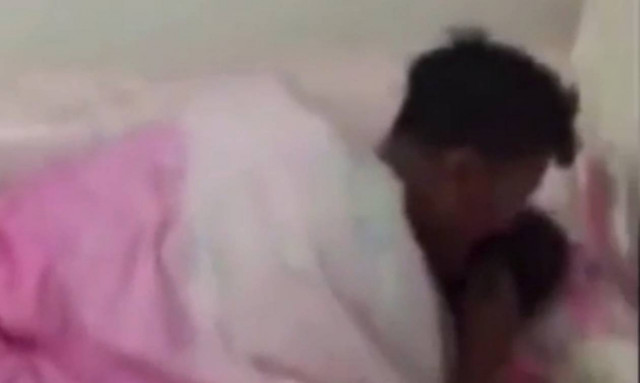 Ακατάλληλο βίντεο: Εισέβαλαν στο δωμάτιο ενώ έκαναν σεξ την πρώτη νύχτα του γάμου