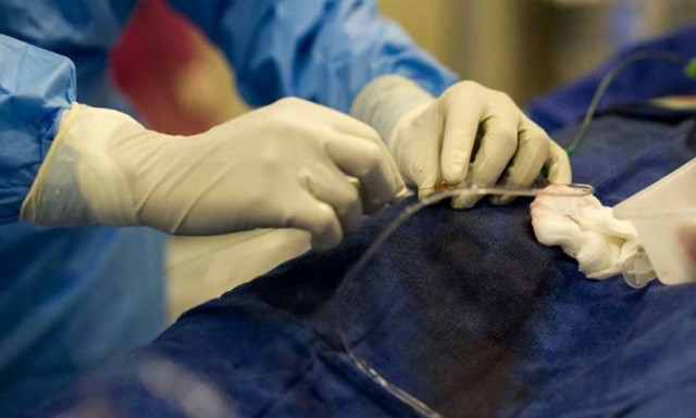 Φρικιαστικό ατύχημα: Κόλλησε το πέος του σε μπουκάλι για τέσσερις ημέρες και του το έκοψαν (video)