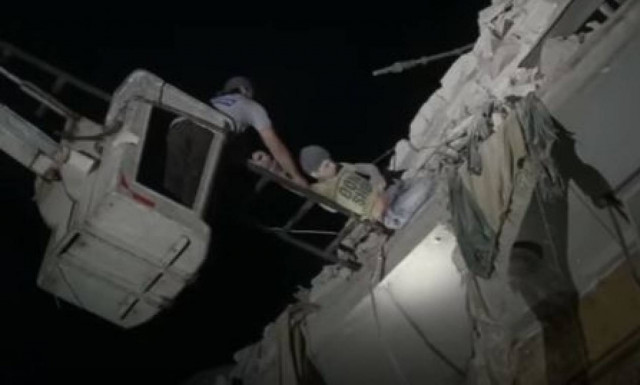 Συγκλονιστικό βίντεο: Παιδί κρέμεται από τα χαλάσματα κτηρίου μετά από βομβαρδισμό στο Χαλέπι