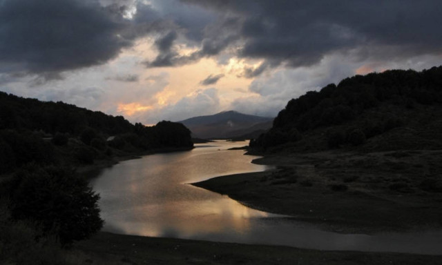 «Αγρίεψε» ο καιρός: Απότομη πτώση της θερμοκρασίας και βροχές