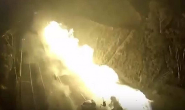 Πύρινη κόλαση: Έκρηξη βυτιοφόρου σκόρπισε το θάνατο στη μέση του δρόμου! (vid)