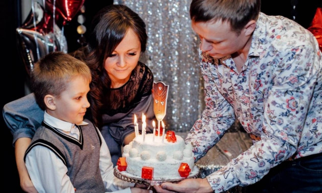 Πήρε αγκαλιά τον 8χρονο γιο τους και βούτηξε στο κενό (Pics)