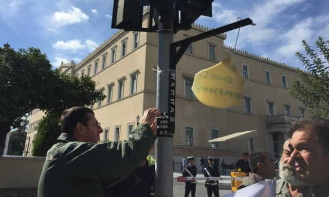 Έξω από τη Βουλή εργαζόμενοι σε τηλεοπτικούς σταθμούς (pics&vids)