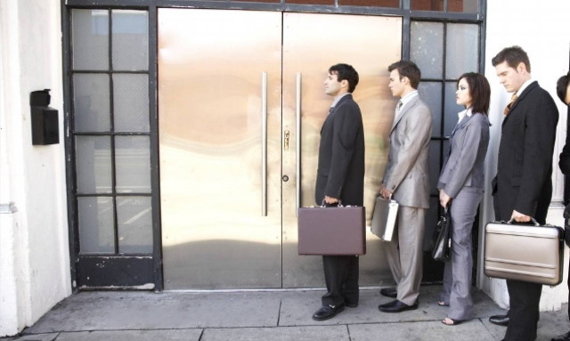 Κατέρρευσε η αγορά εργασίας: «Μαύρο» τοπίο με ανεργία και υποαπασχόληση