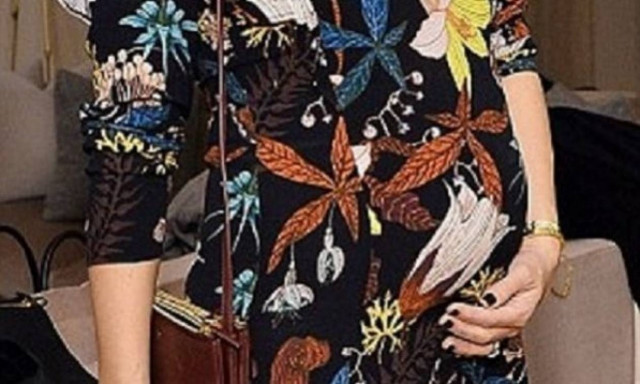 Διάσημη εγκυμονούσα βόλτα με τα παιδιά της για πίτσα (φωτό)