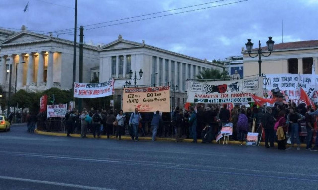 Αντιπολεμική συγκέντρωση στα Προπύλαια και πορεία στη Βουλή (pics)