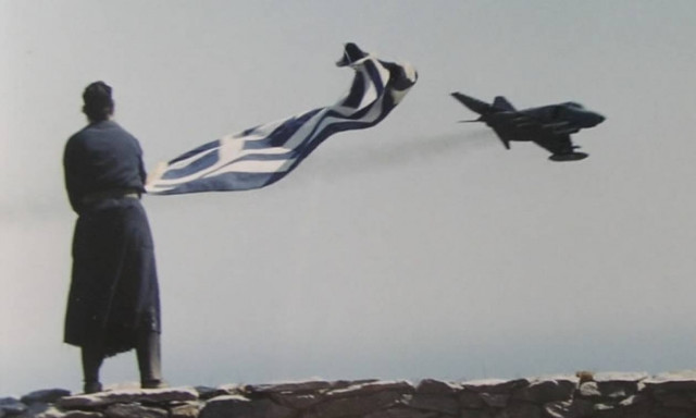 Συγκίνηση και περηφάνια: Ο Αγιορείτης μοναχός ευλογεί με τη σημαία του τους Ικάρους (vid)