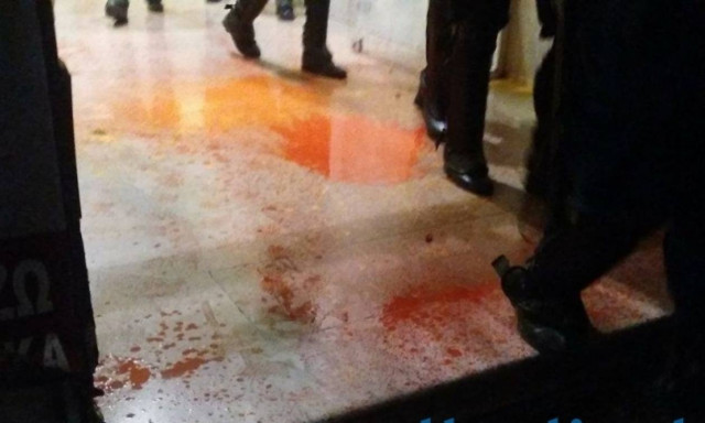 Θεσσαλονίκη: Αντιεξουσιαστές πέταξαν μπογιές στα γραφεία του ΣΥΡΙΖΑ (vid)