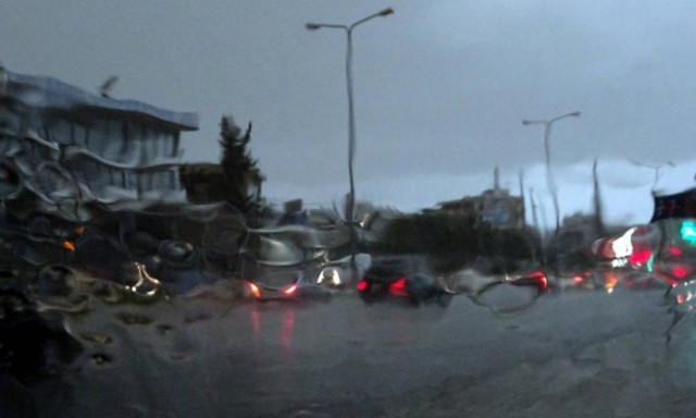 Χάος στους δρόμους της Αθήνας: Η νεροποντή προκάλεσε κυκλοφοριακό «κομφούζιο»