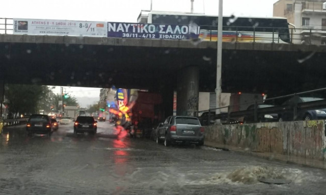 Η κακοκαιρία «σαρώνει» την Αττική - Δρόμοι μετατράπηκαν σε ορμητικούς χείμαρρους (photo)