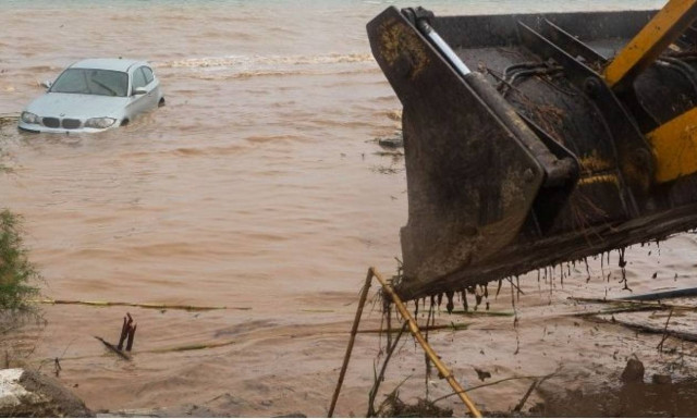 «Πνίγονται» από την κακοκαιρία Μεσολόγγι, Ναύπακτος και Πάτρα (pics&vids)